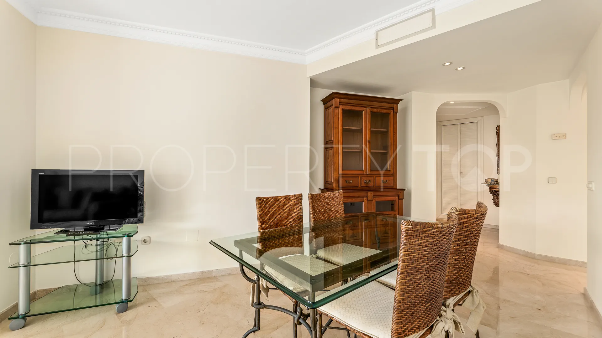 Apartamento en venta con 2 dormitorios en Elviria