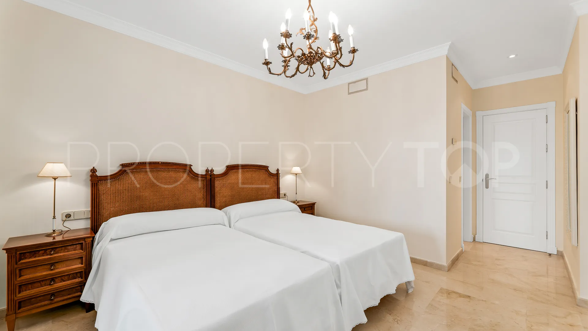 Apartamento en venta con 2 dormitorios en Elviria