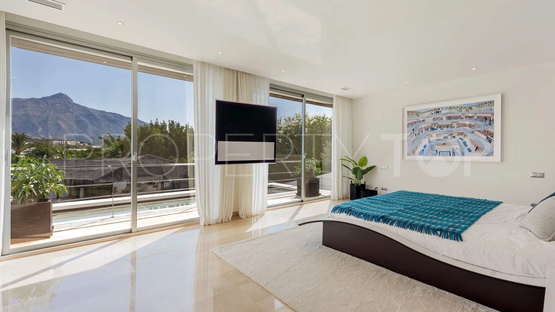 Villa in Nueva Andalucia for sale
