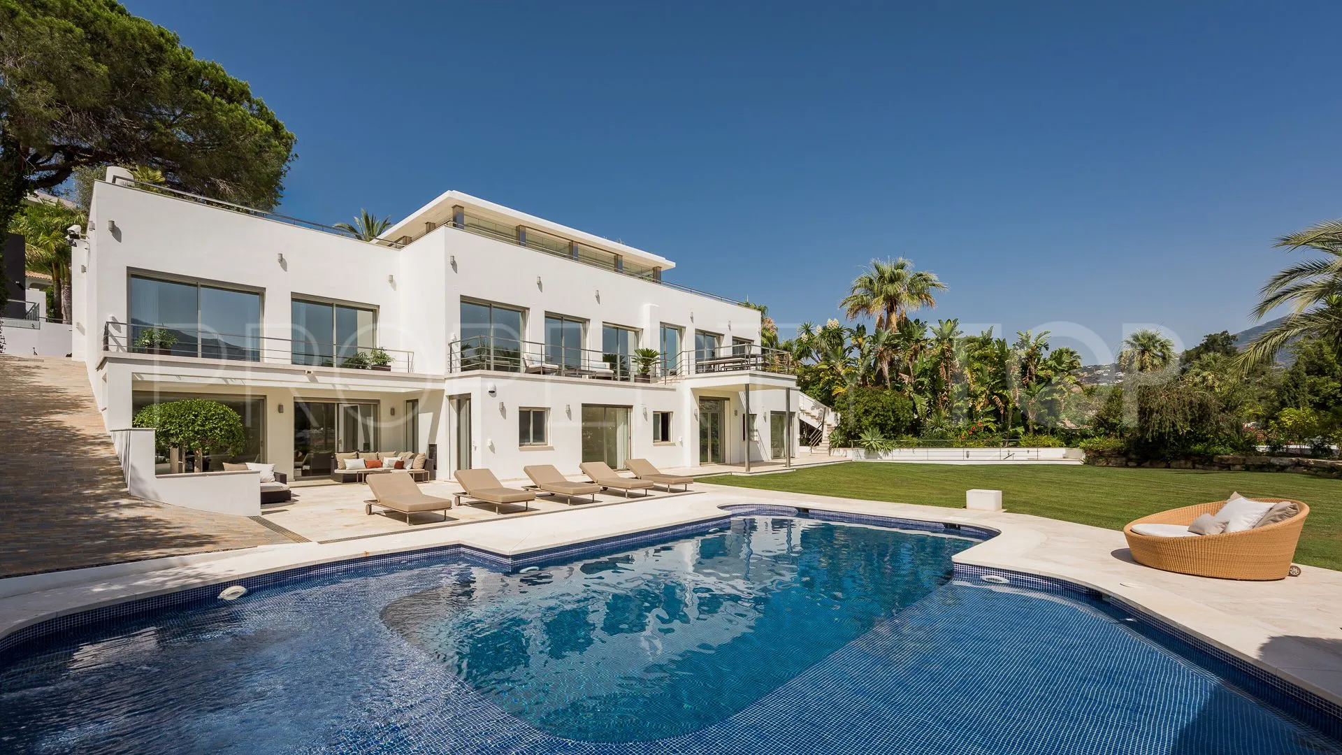 Villa in Nueva Andalucia for sale