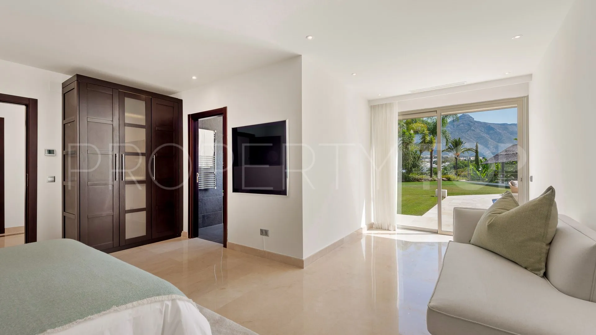 Villa in Nueva Andalucia for sale