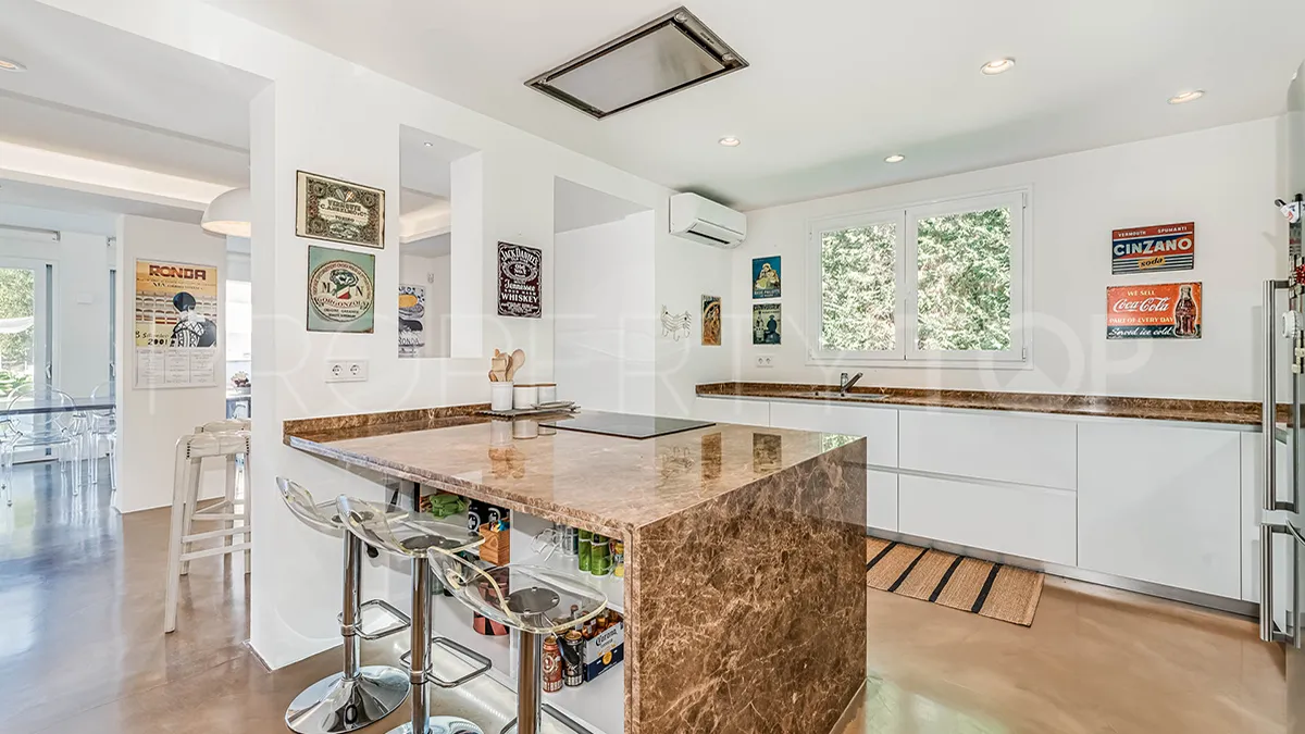 Villa en venta con 5 dormitorios en Nueva Andalucia