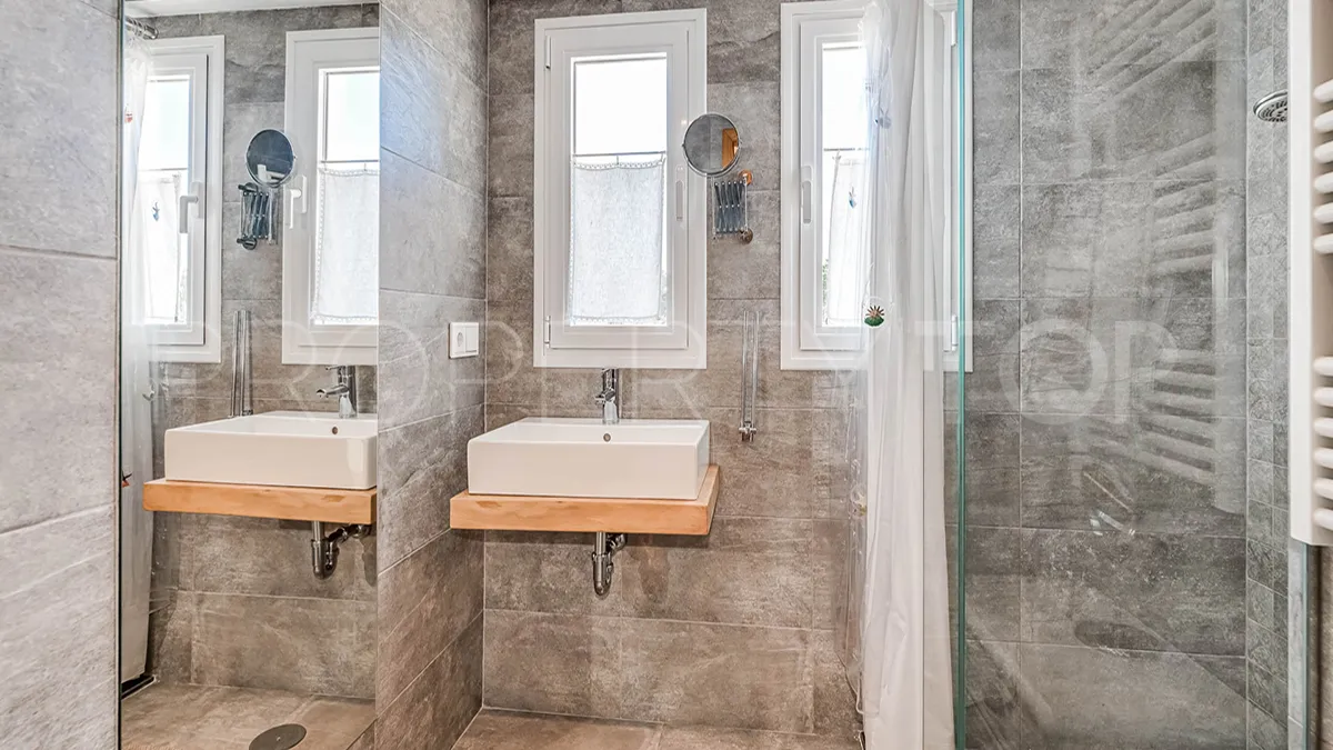 Villa en venta con 5 dormitorios en Nueva Andalucia