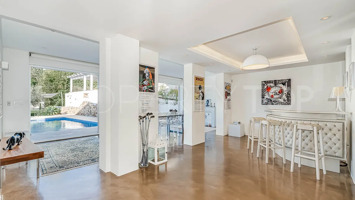 Villa en venta con 5 dormitorios en Nueva Andalucia