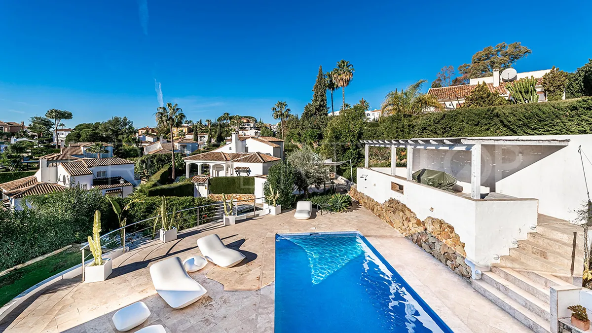 Villa en venta con 5 dormitorios en Nueva Andalucia