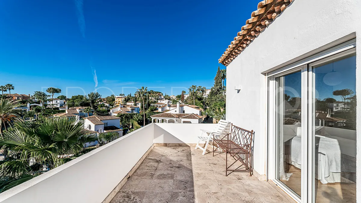 Villa en venta con 5 dormitorios en Nueva Andalucia