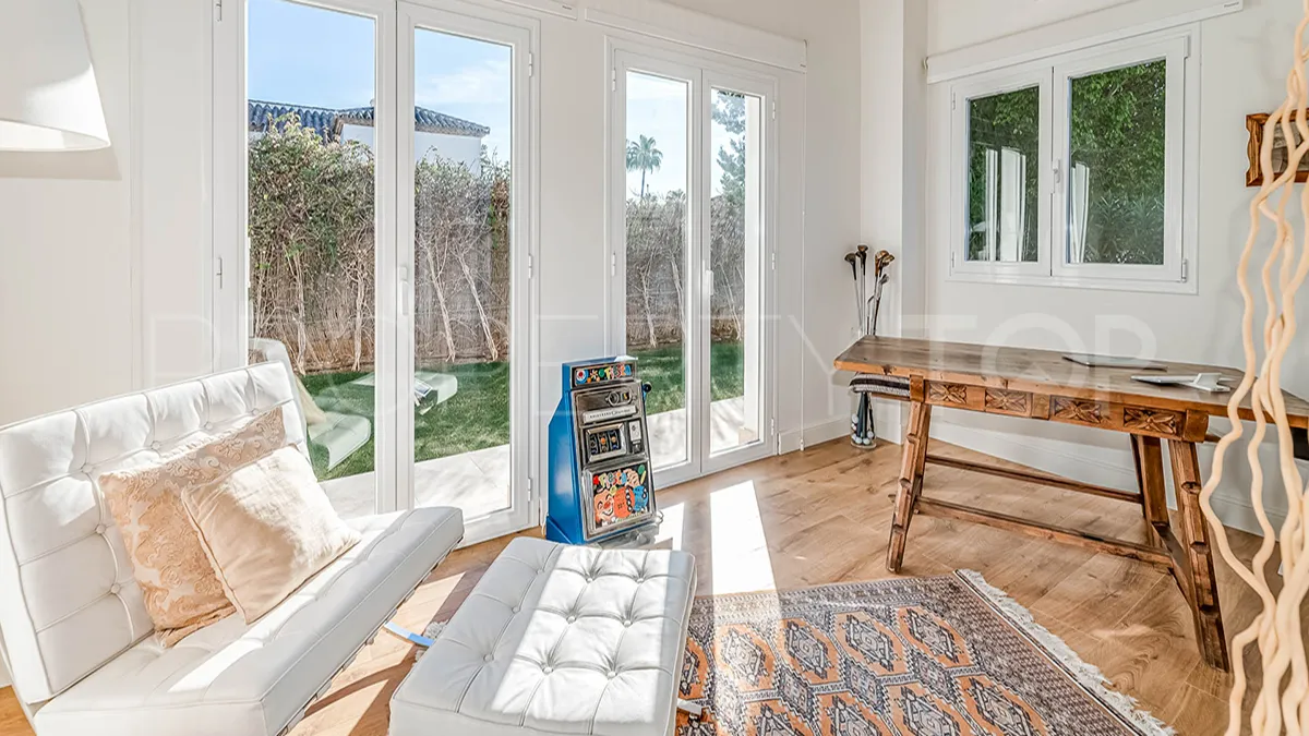 Villa en venta con 5 dormitorios en Nueva Andalucia