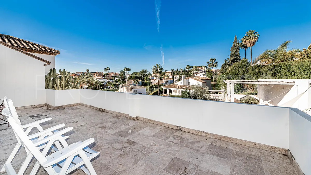 Villa en venta con 5 dormitorios en Nueva Andalucia