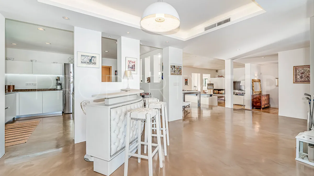 Villa en venta con 5 dormitorios en Nueva Andalucia