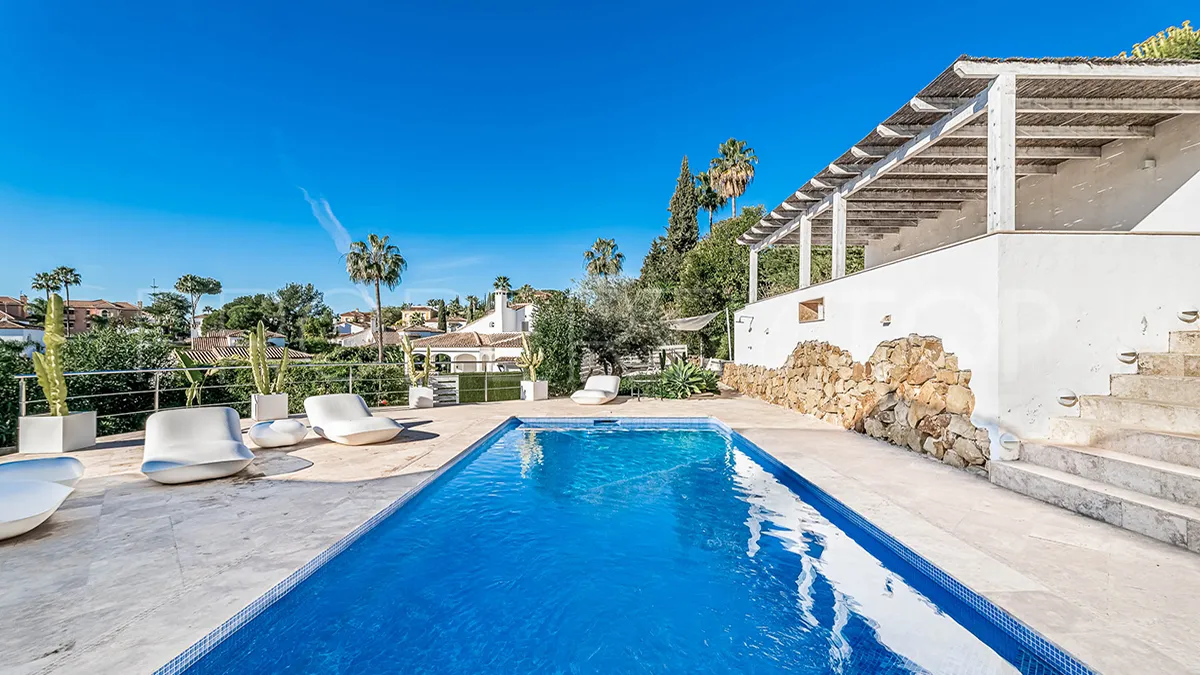 Villa en venta con 5 dormitorios en Nueva Andalucia