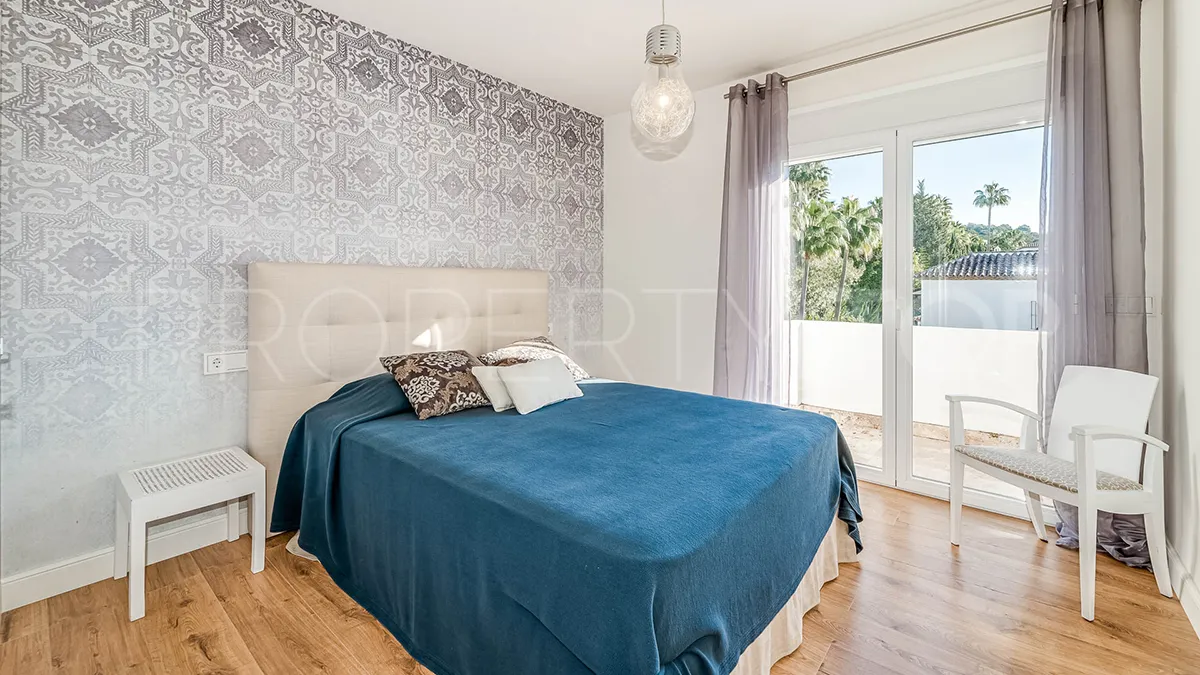 Villa en venta con 5 dormitorios en Nueva Andalucia