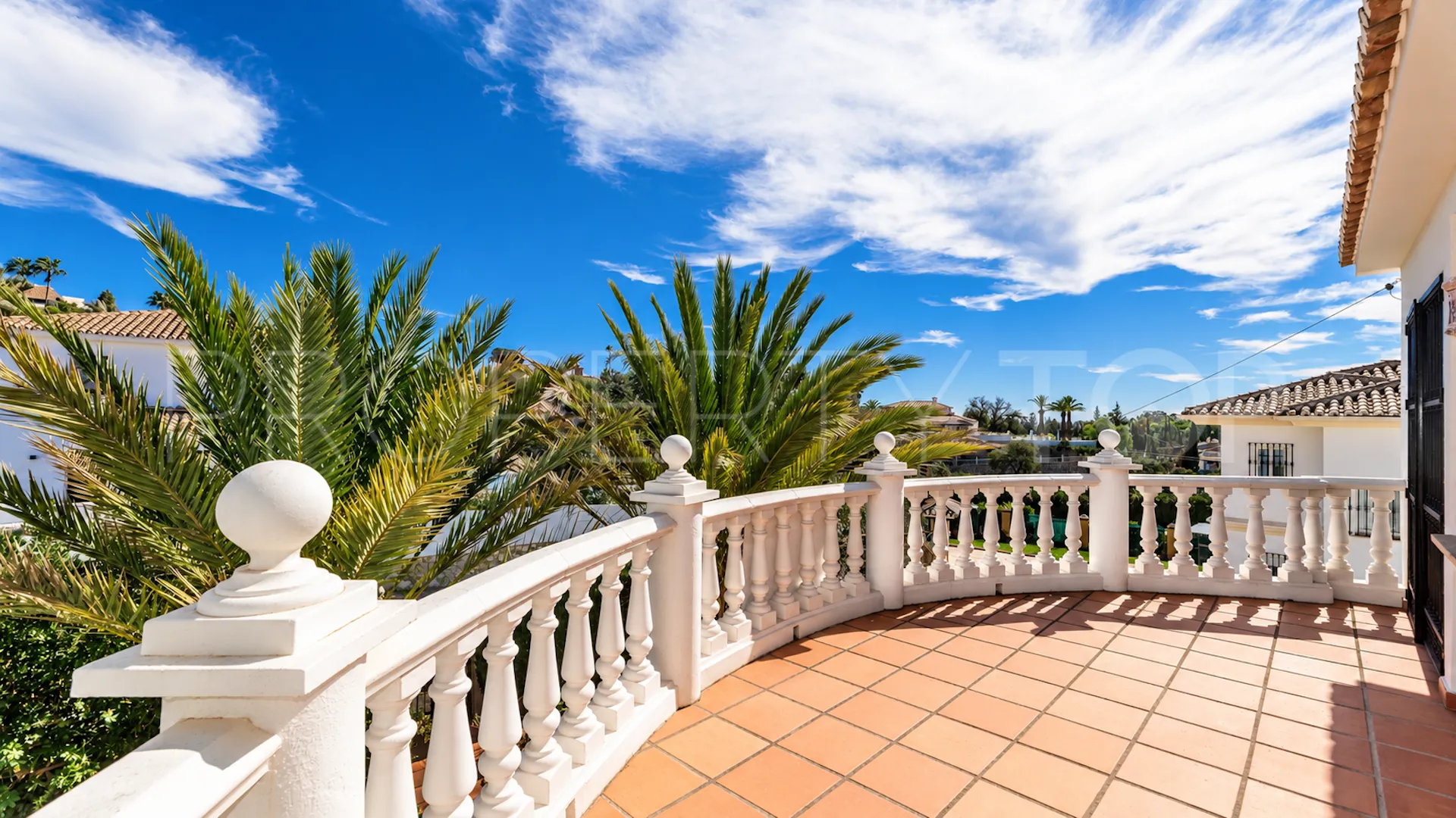 Comprar villa de 4 dormitorios en Elviria