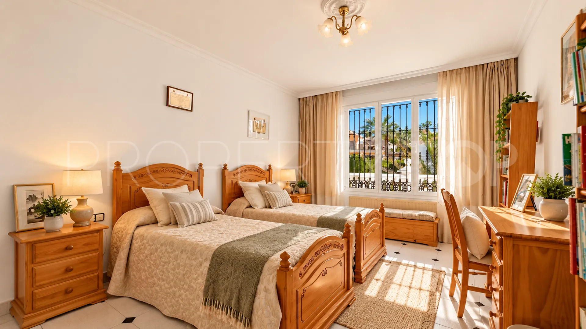Comprar villa de 4 dormitorios en Elviria