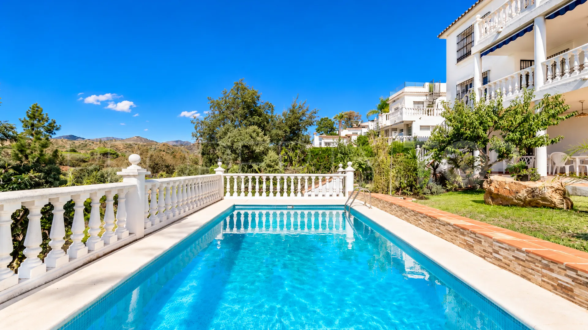 Comprar villa de 4 dormitorios en Elviria