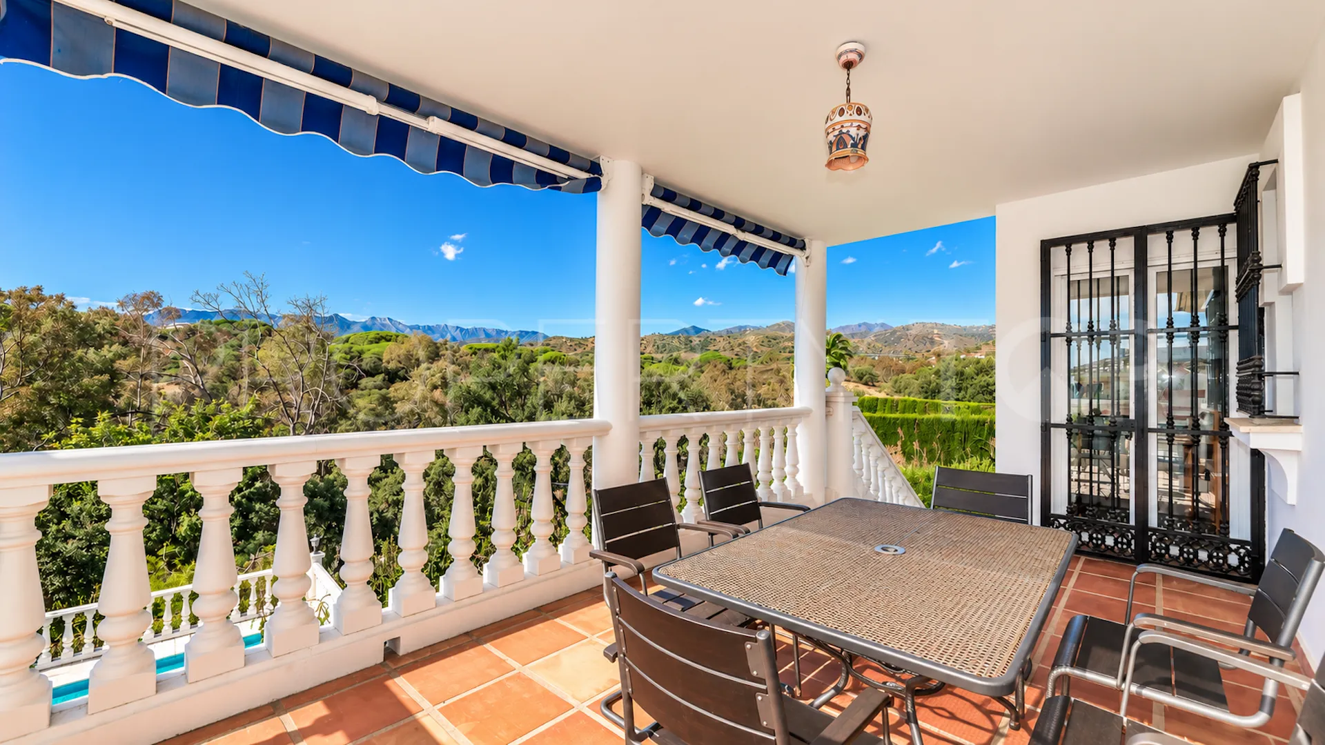 Comprar villa de 4 dormitorios en Elviria