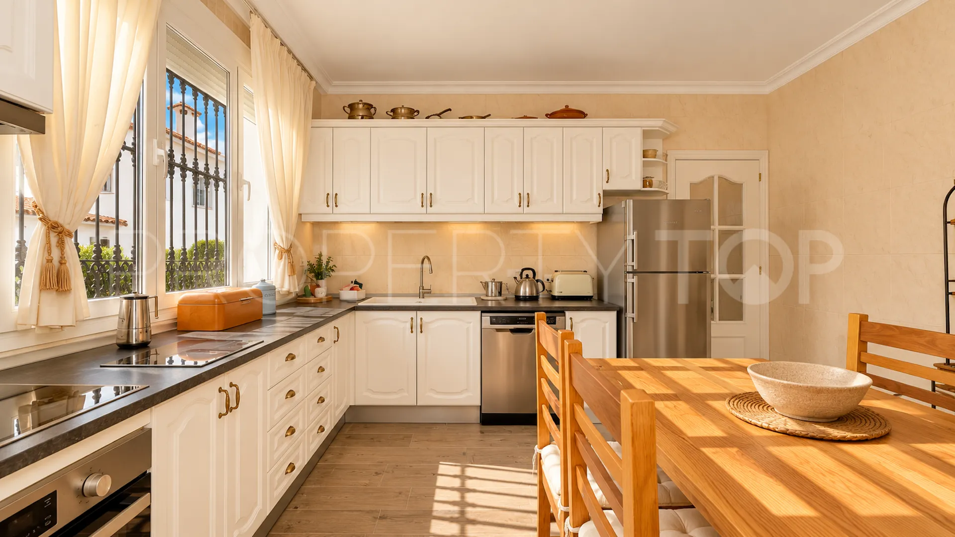 Comprar villa de 4 dormitorios en Elviria
