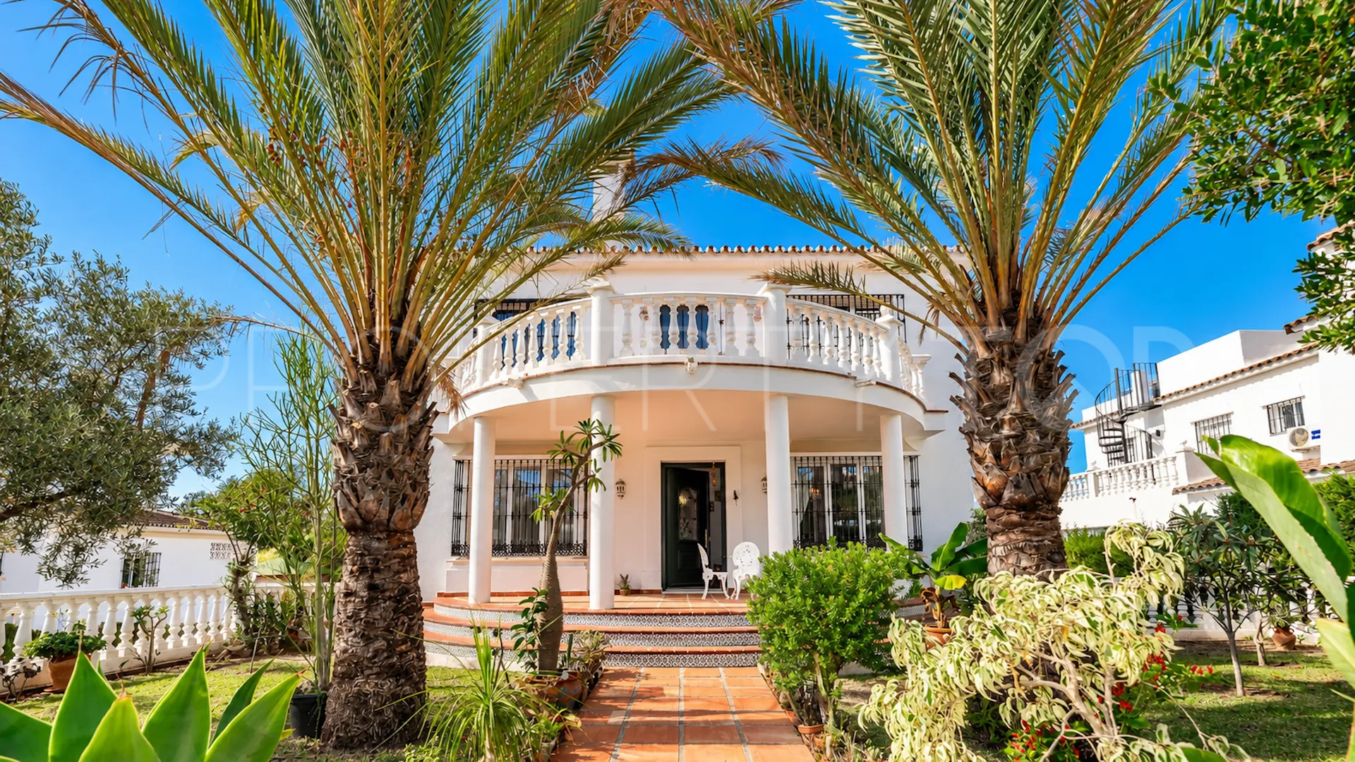 Comprar villa de 4 dormitorios en Elviria