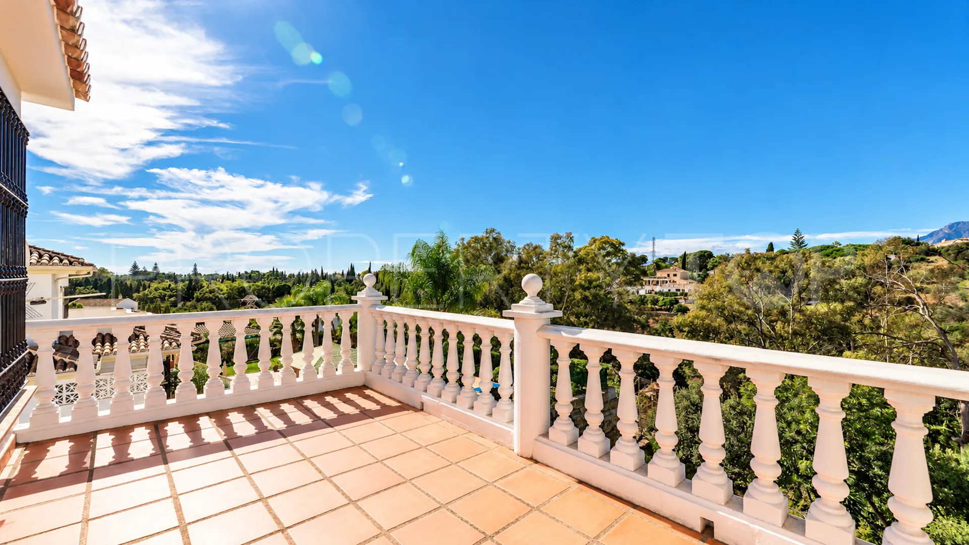 Comprar villa de 4 dormitorios en Elviria