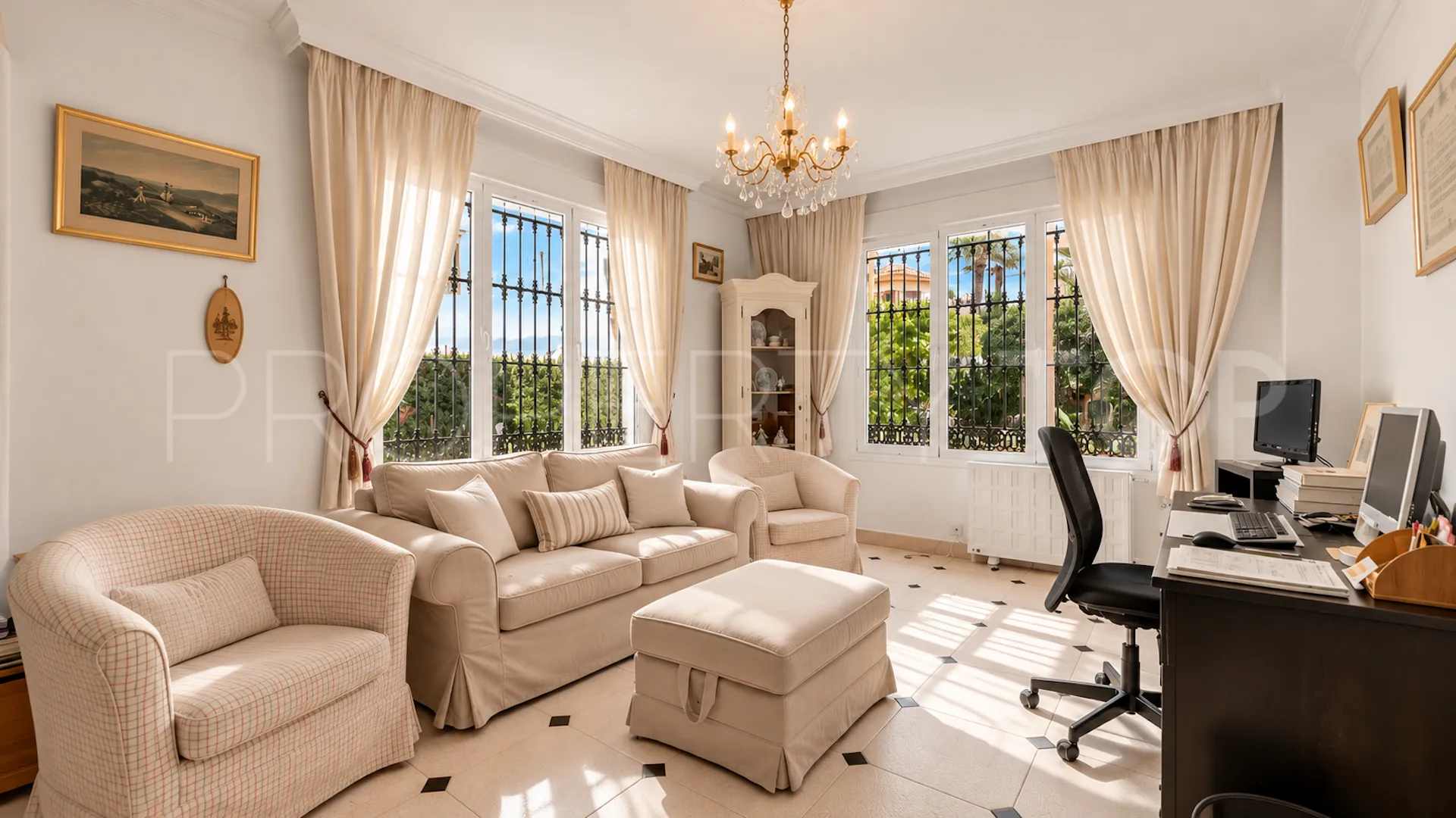 Comprar villa de 4 dormitorios en Elviria