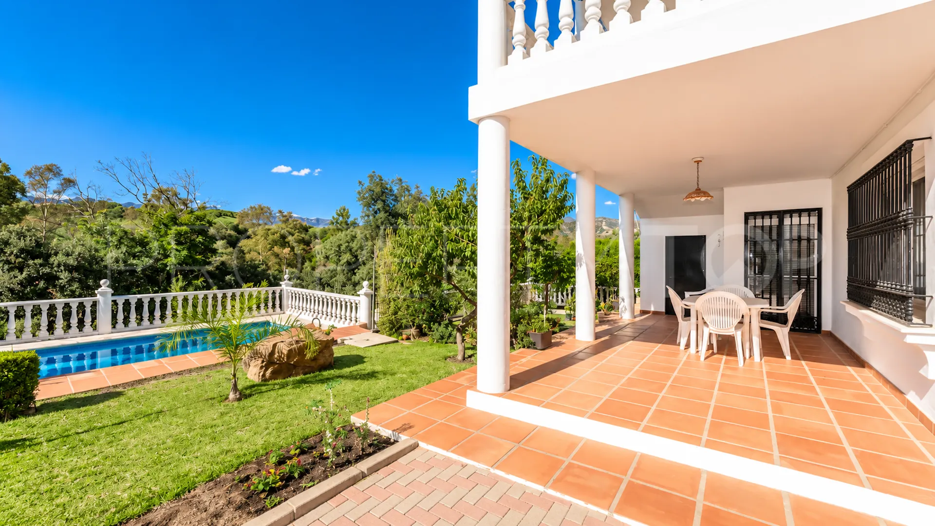 Comprar villa de 4 dormitorios en Elviria