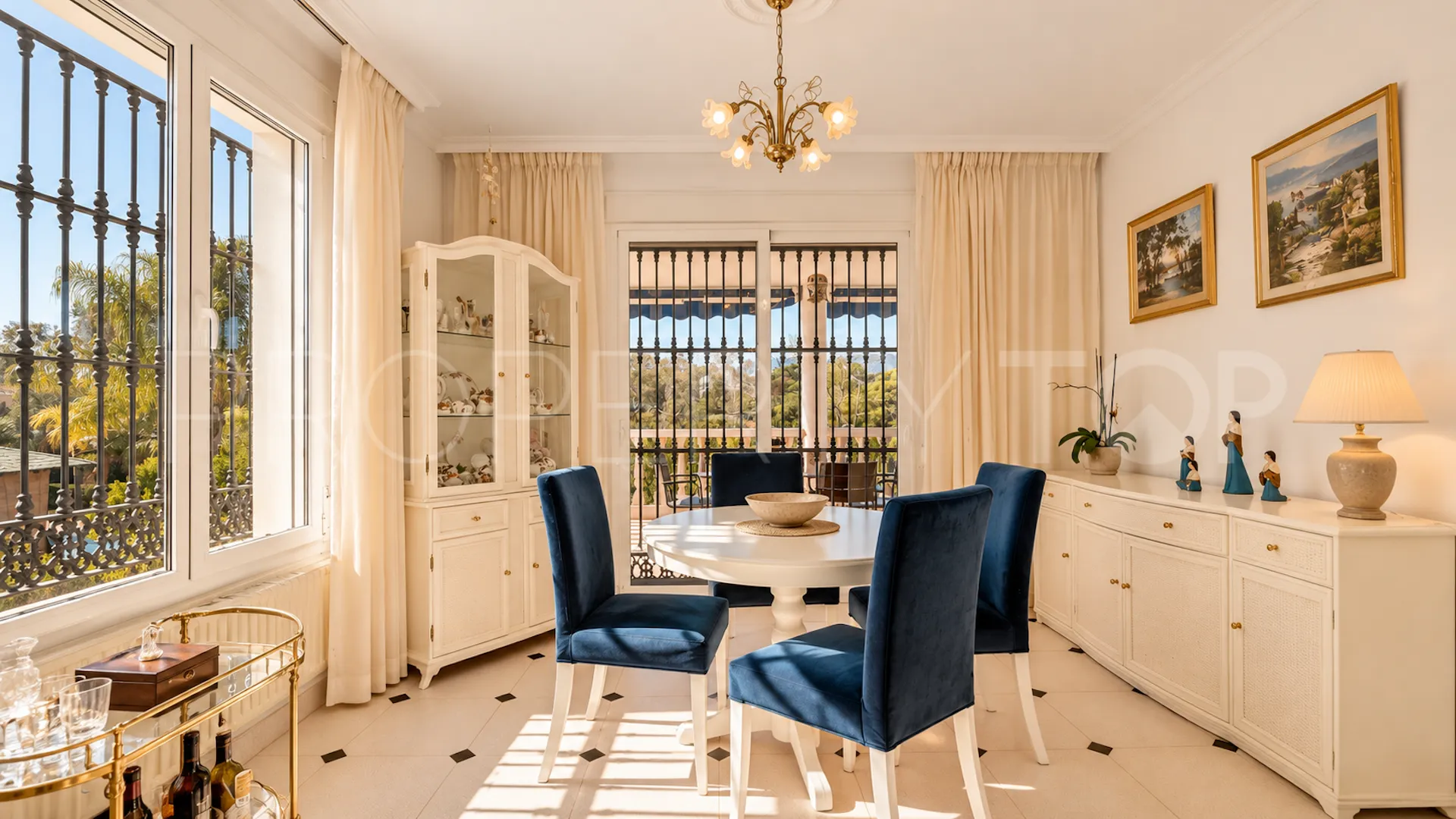 Comprar villa de 4 dormitorios en Elviria