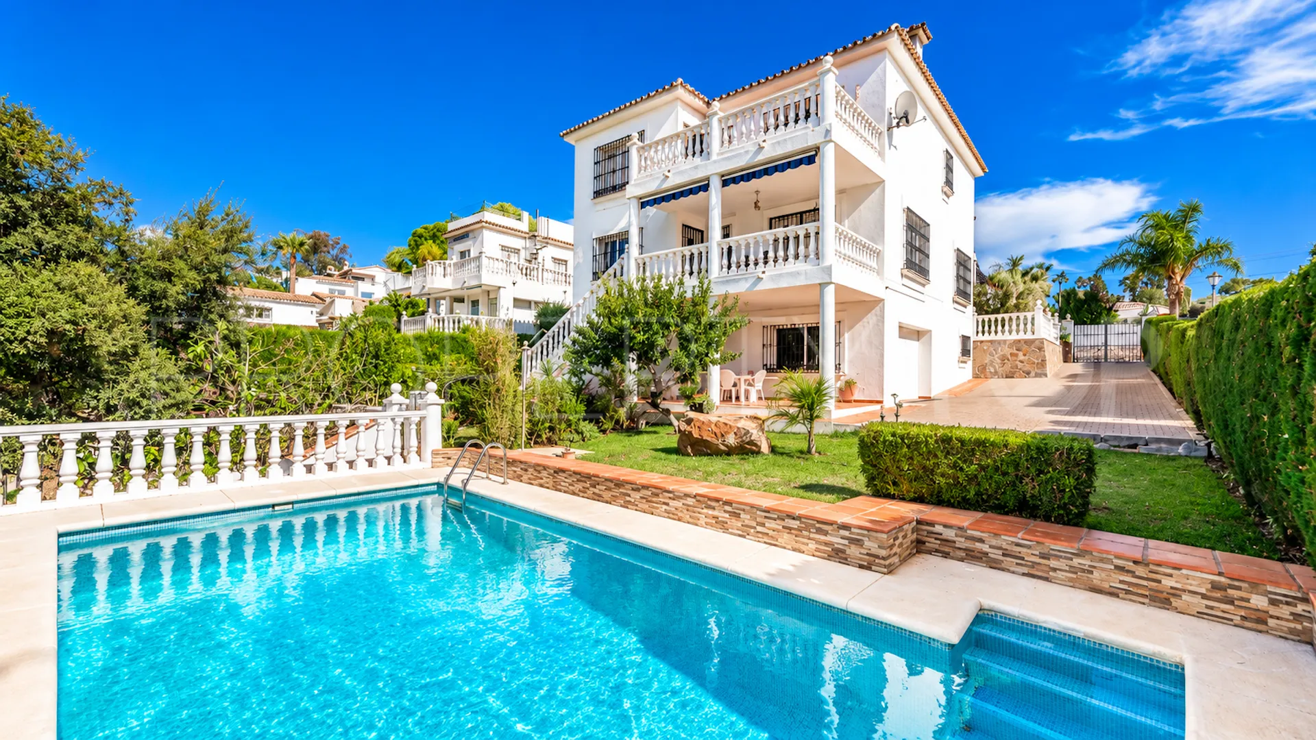 Comprar villa de 4 dormitorios en Elviria