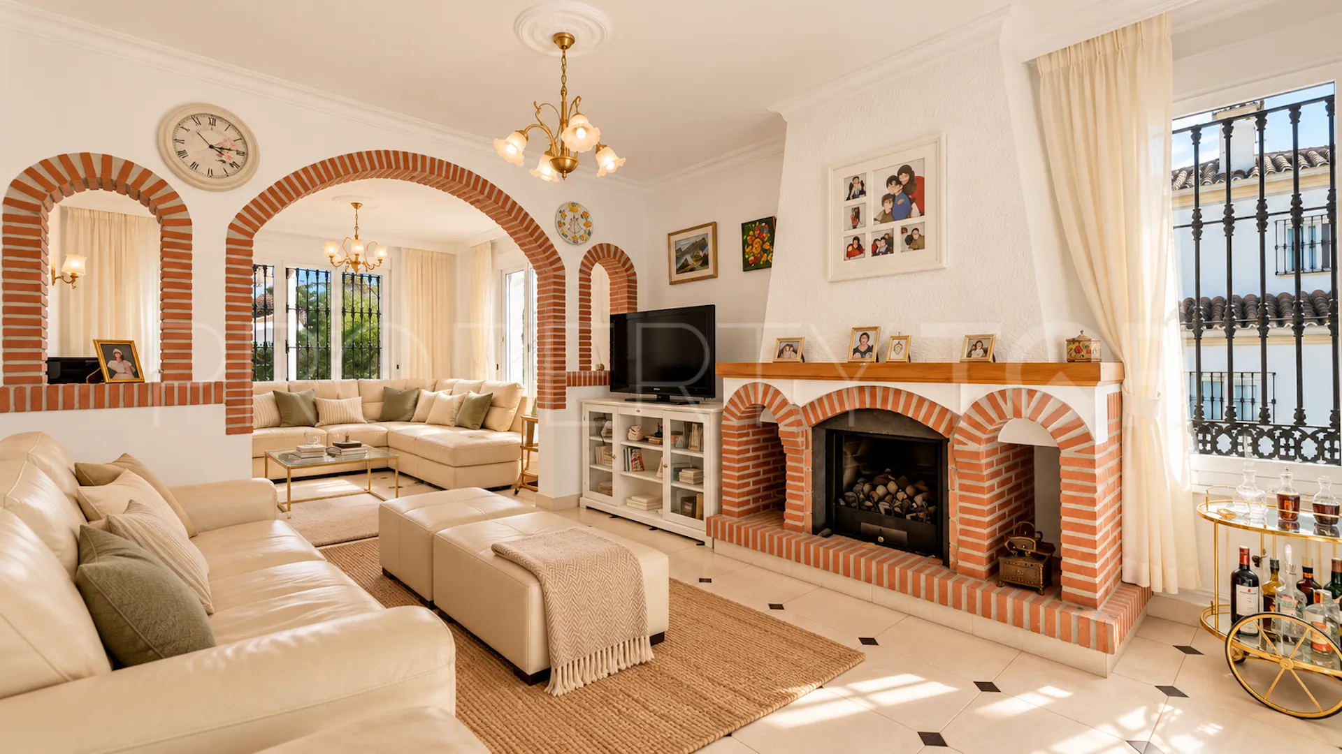 Comprar villa de 4 dormitorios en Elviria