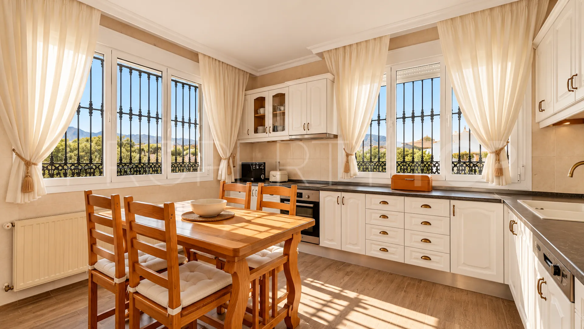 Comprar villa de 4 dormitorios en Elviria