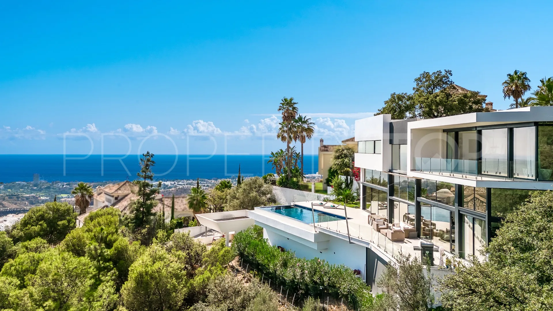 Buy villa with 4 bedrooms in Los Altos de los Monteros