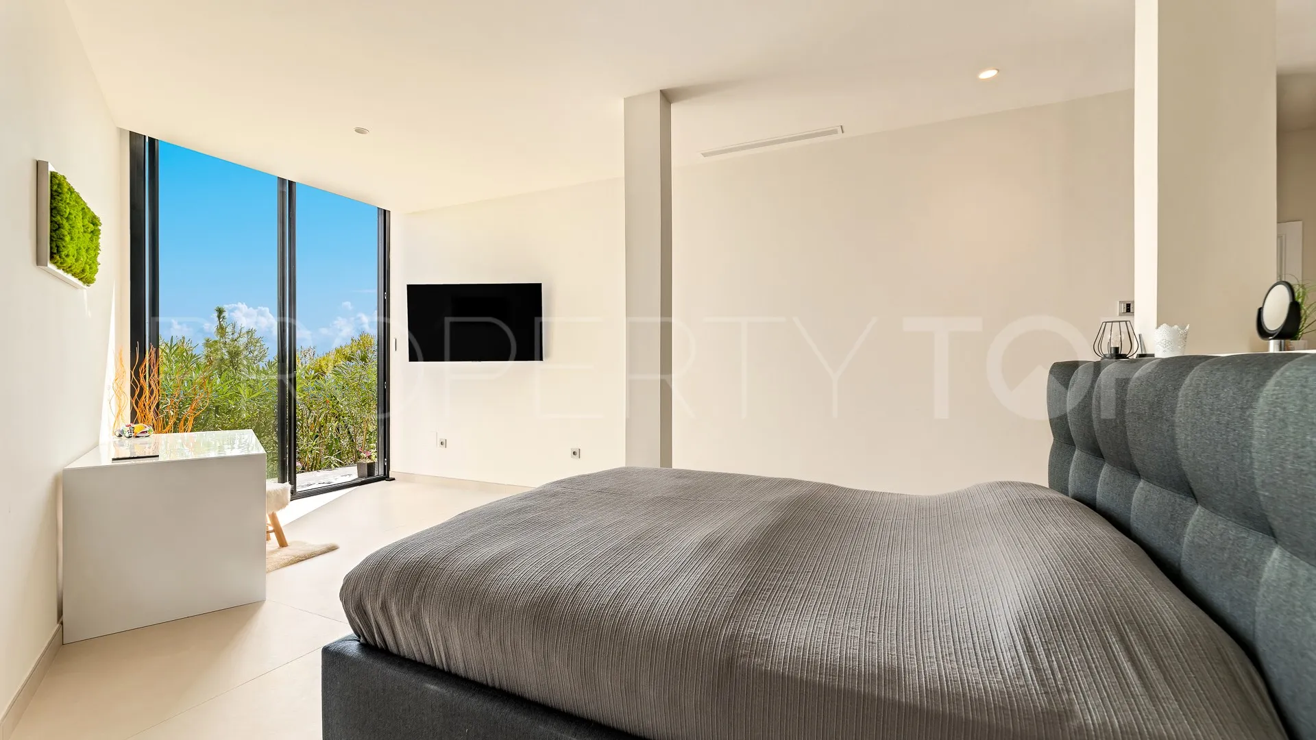 Buy villa with 4 bedrooms in Los Altos de los Monteros
