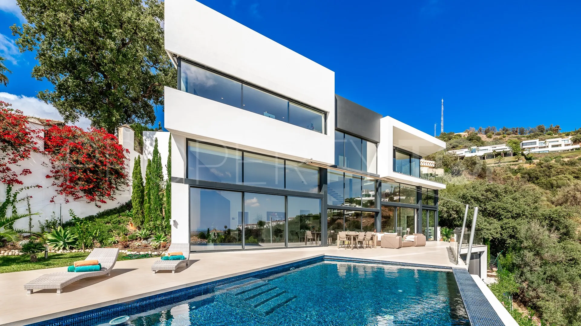 Buy villa with 4 bedrooms in Los Altos de los Monteros