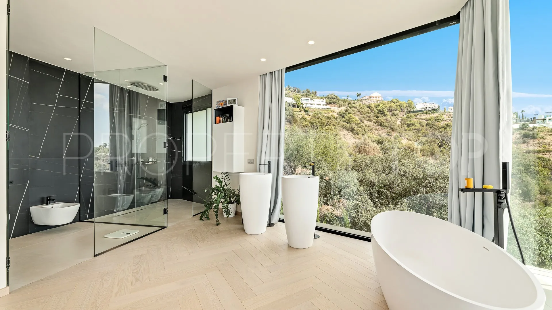 Buy villa with 4 bedrooms in Los Altos de los Monteros