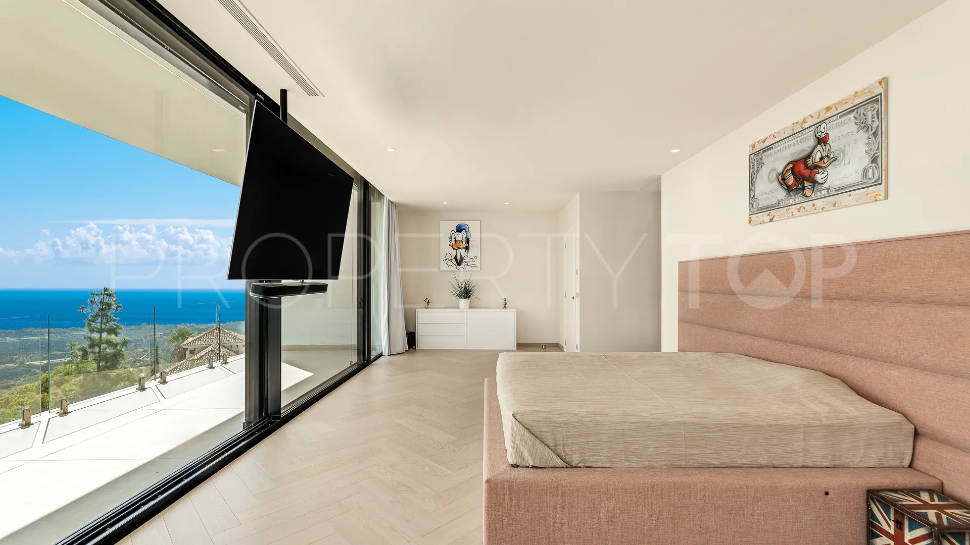 Buy villa with 4 bedrooms in Los Altos de los Monteros