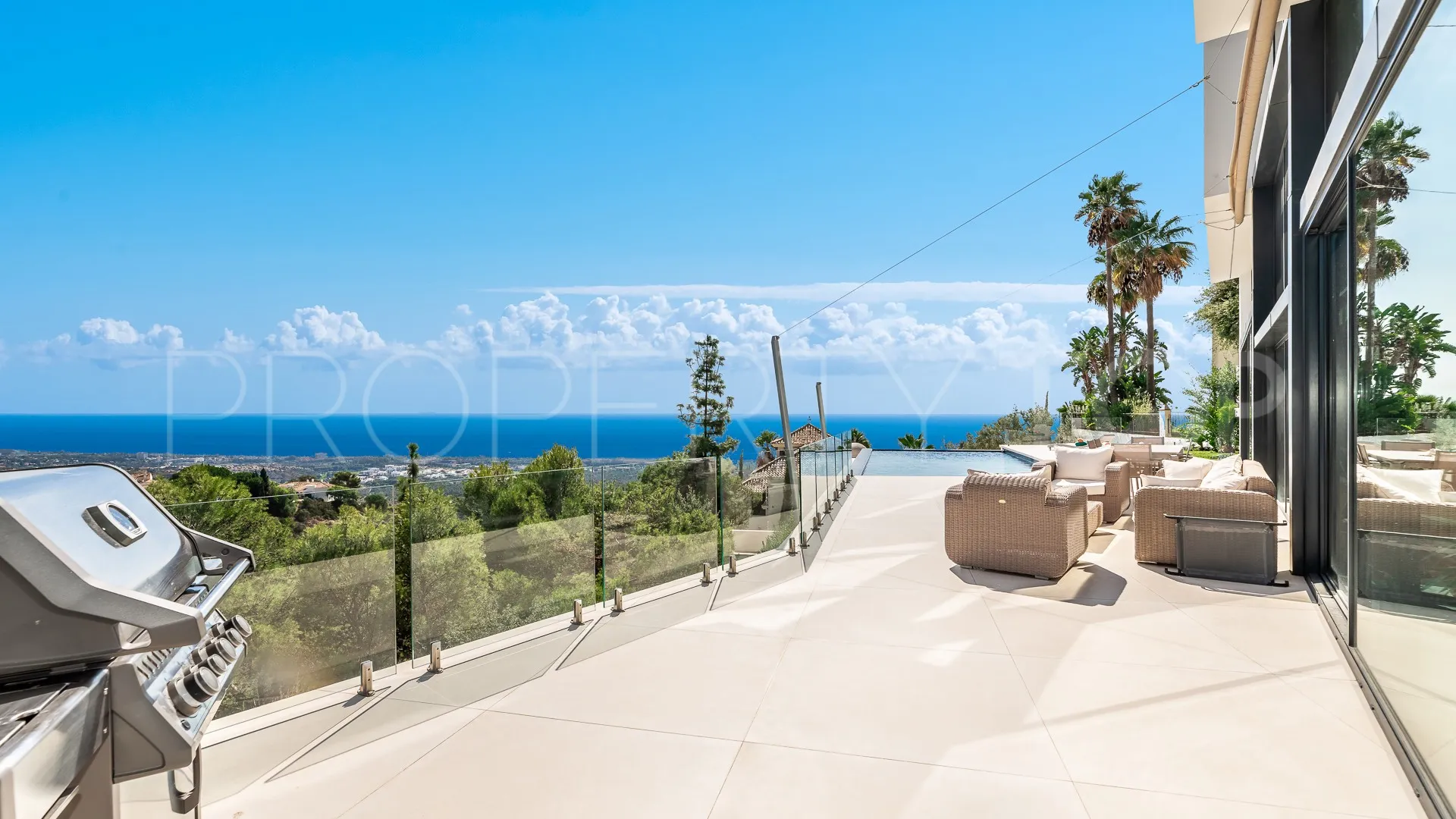 Buy villa with 4 bedrooms in Los Altos de los Monteros