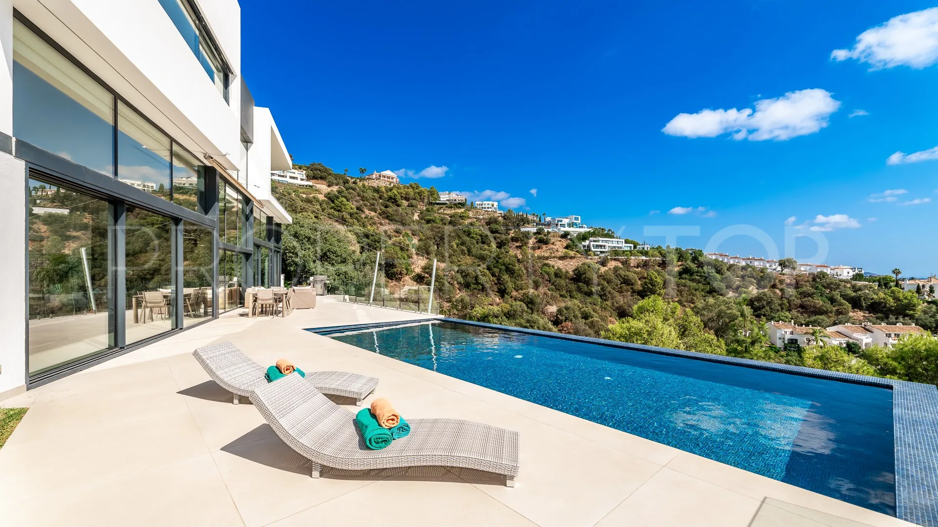 Buy villa with 4 bedrooms in Los Altos de los Monteros