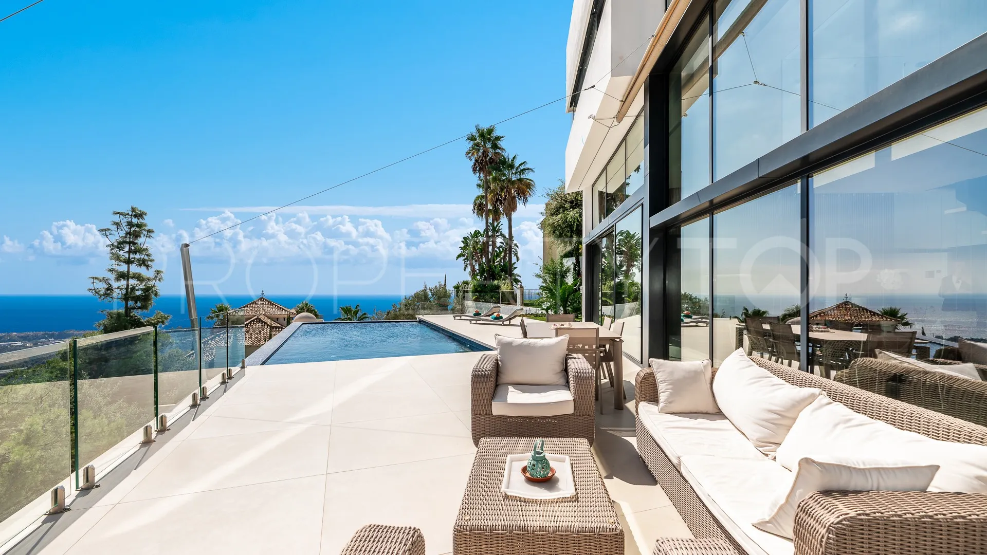 Buy villa with 4 bedrooms in Los Altos de los Monteros