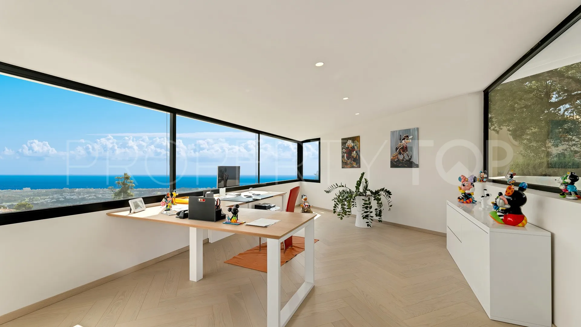 Buy villa with 4 bedrooms in Los Altos de los Monteros