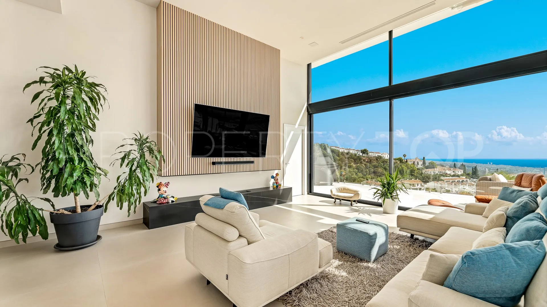 Buy villa with 4 bedrooms in Los Altos de los Monteros