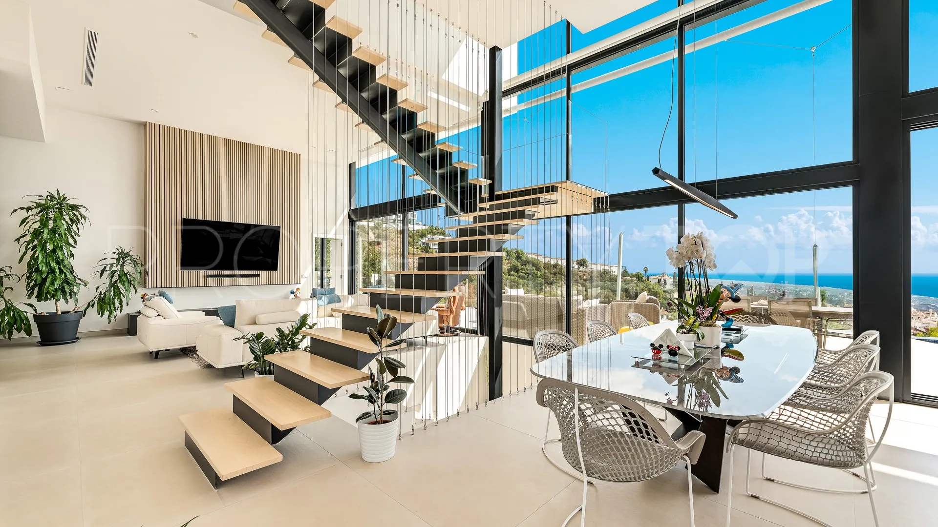 Buy villa with 4 bedrooms in Los Altos de los Monteros