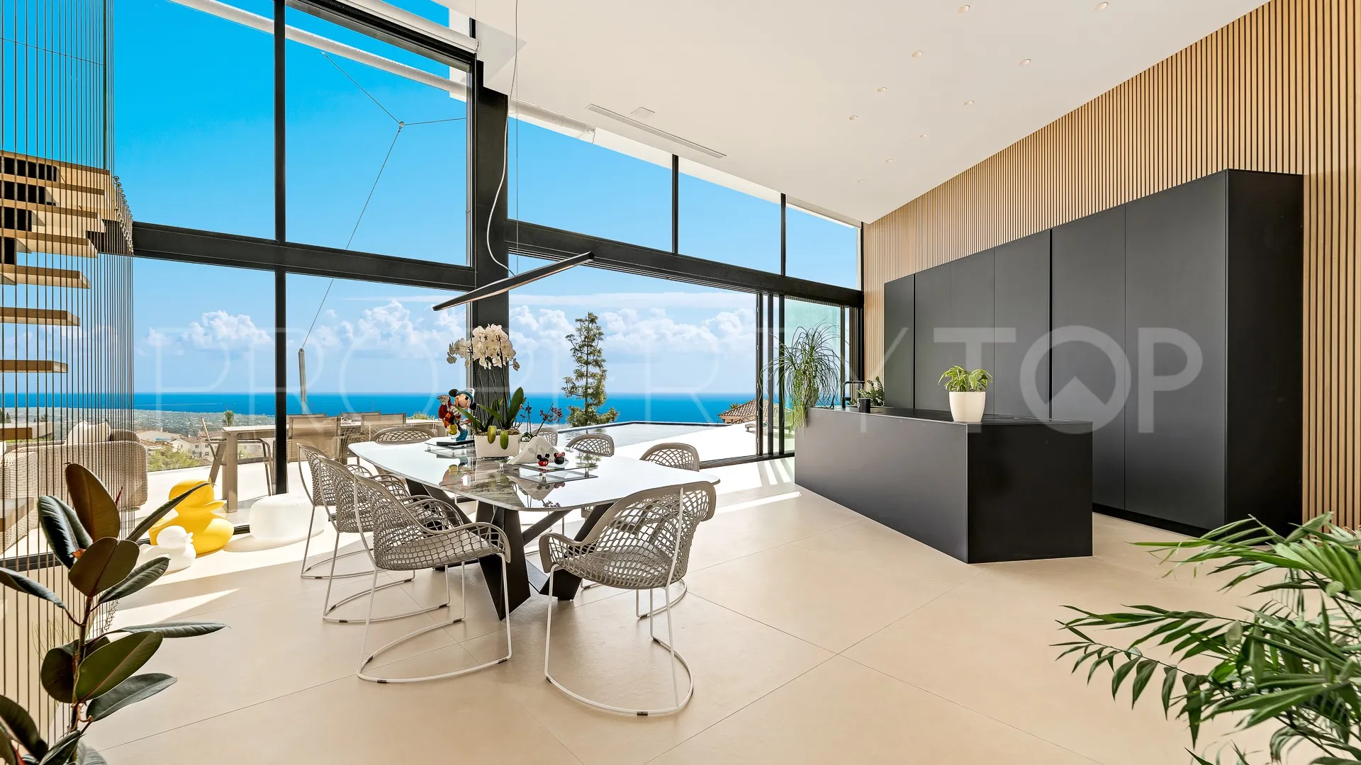 Buy villa with 4 bedrooms in Los Altos de los Monteros