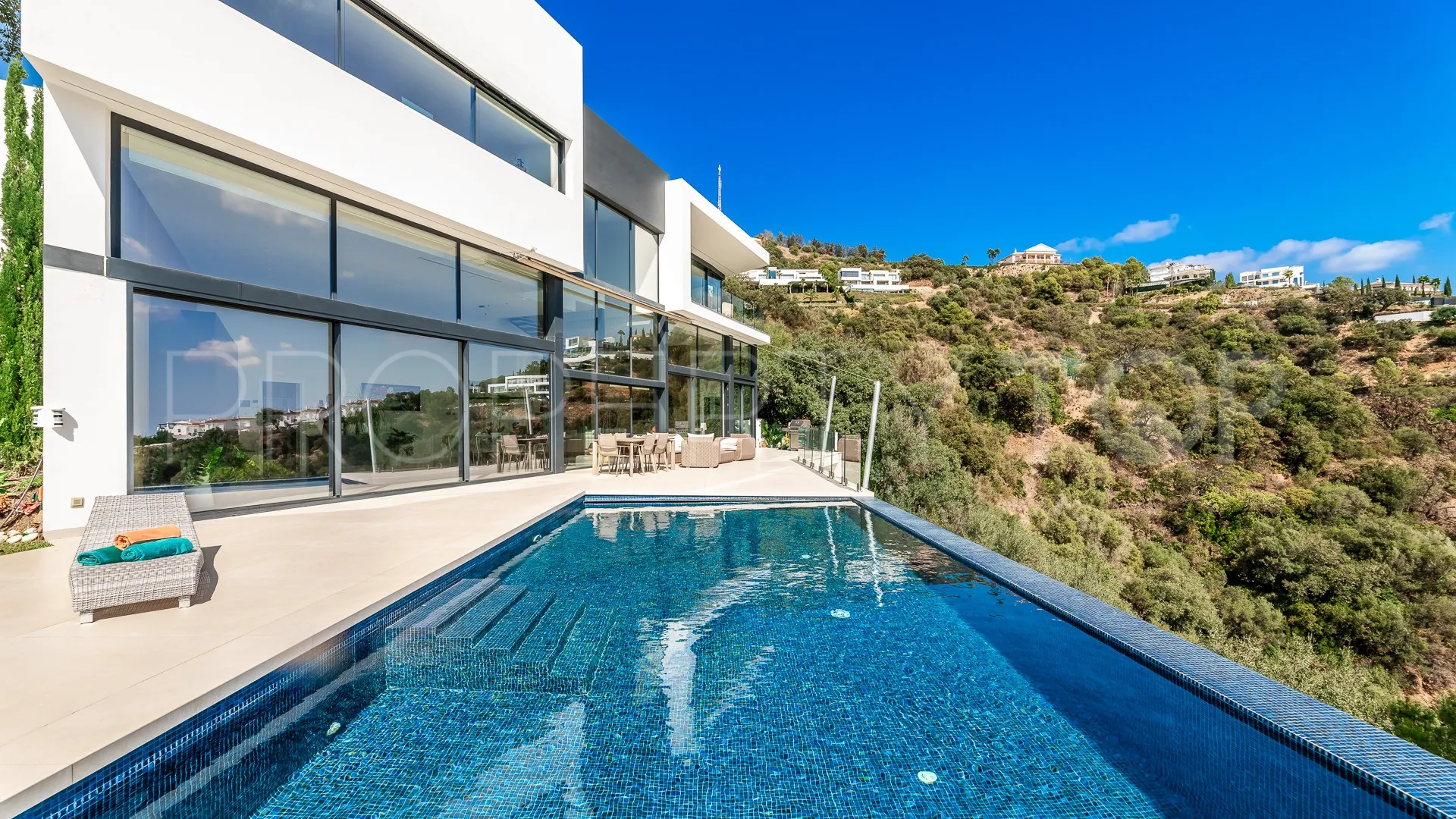 Buy villa with 4 bedrooms in Los Altos de los Monteros