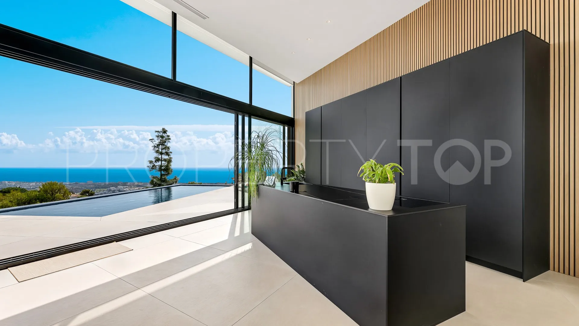 Buy villa with 4 bedrooms in Los Altos de los Monteros
