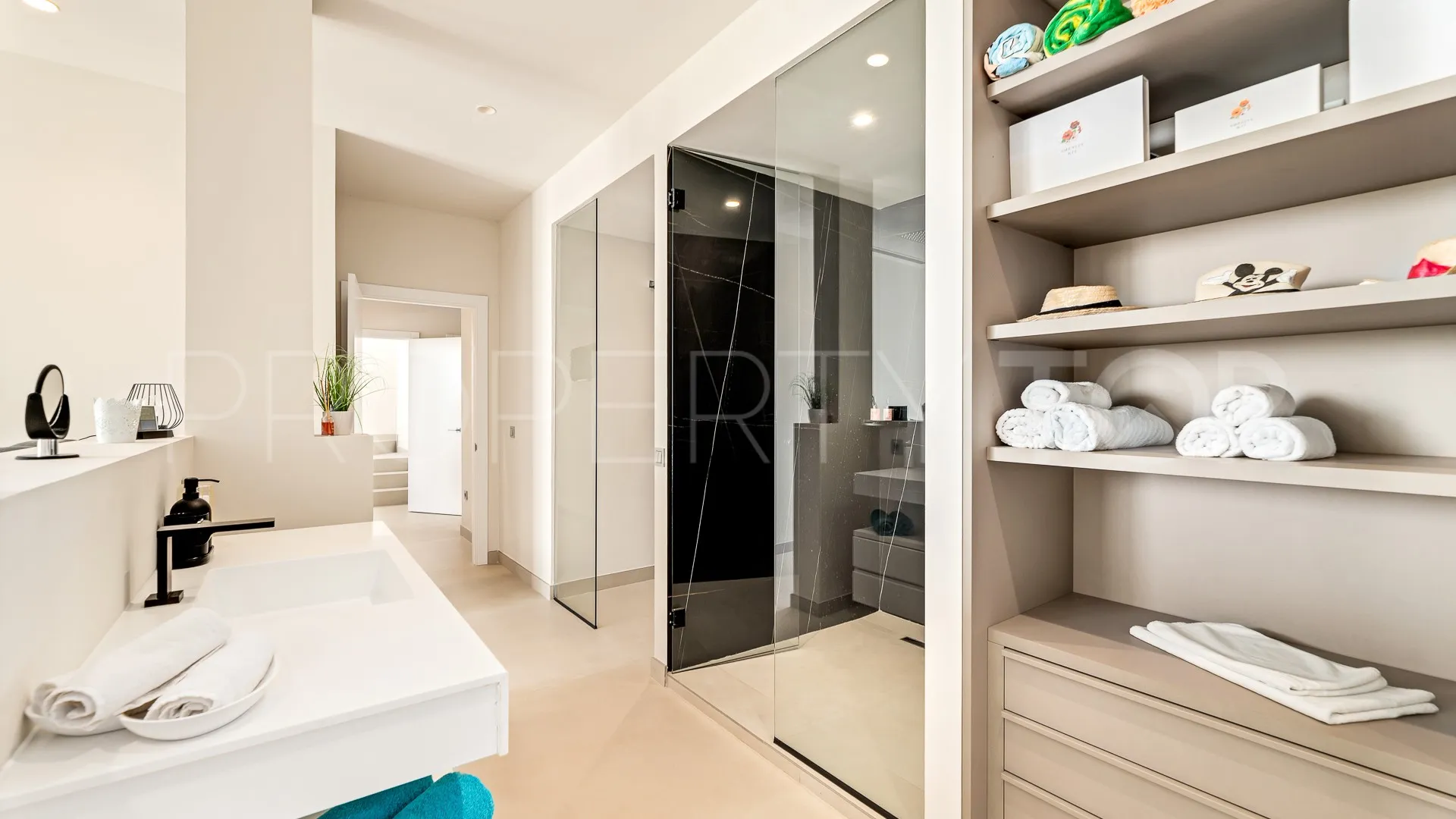 Buy villa with 4 bedrooms in Los Altos de los Monteros