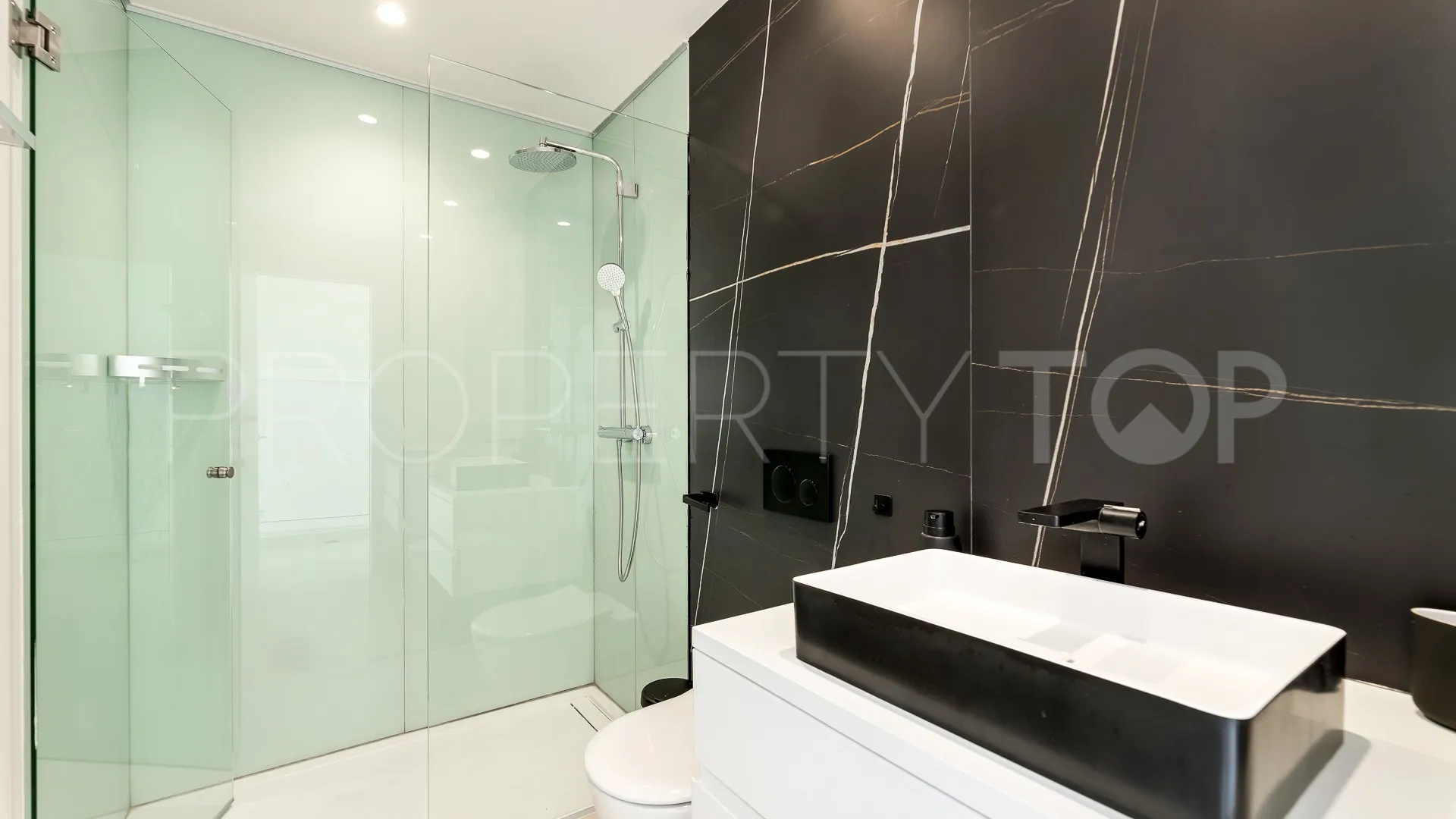 Buy villa with 4 bedrooms in Los Altos de los Monteros