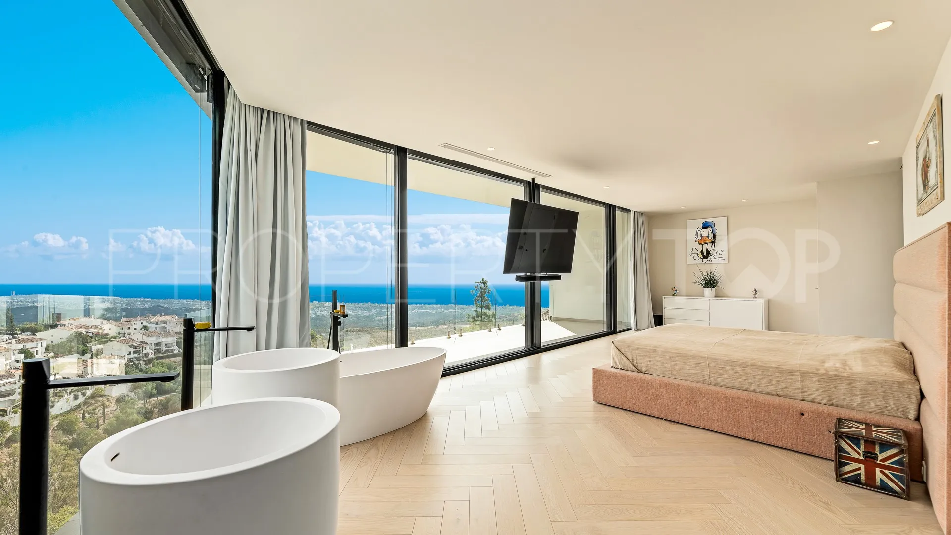 Buy villa with 4 bedrooms in Los Altos de los Monteros