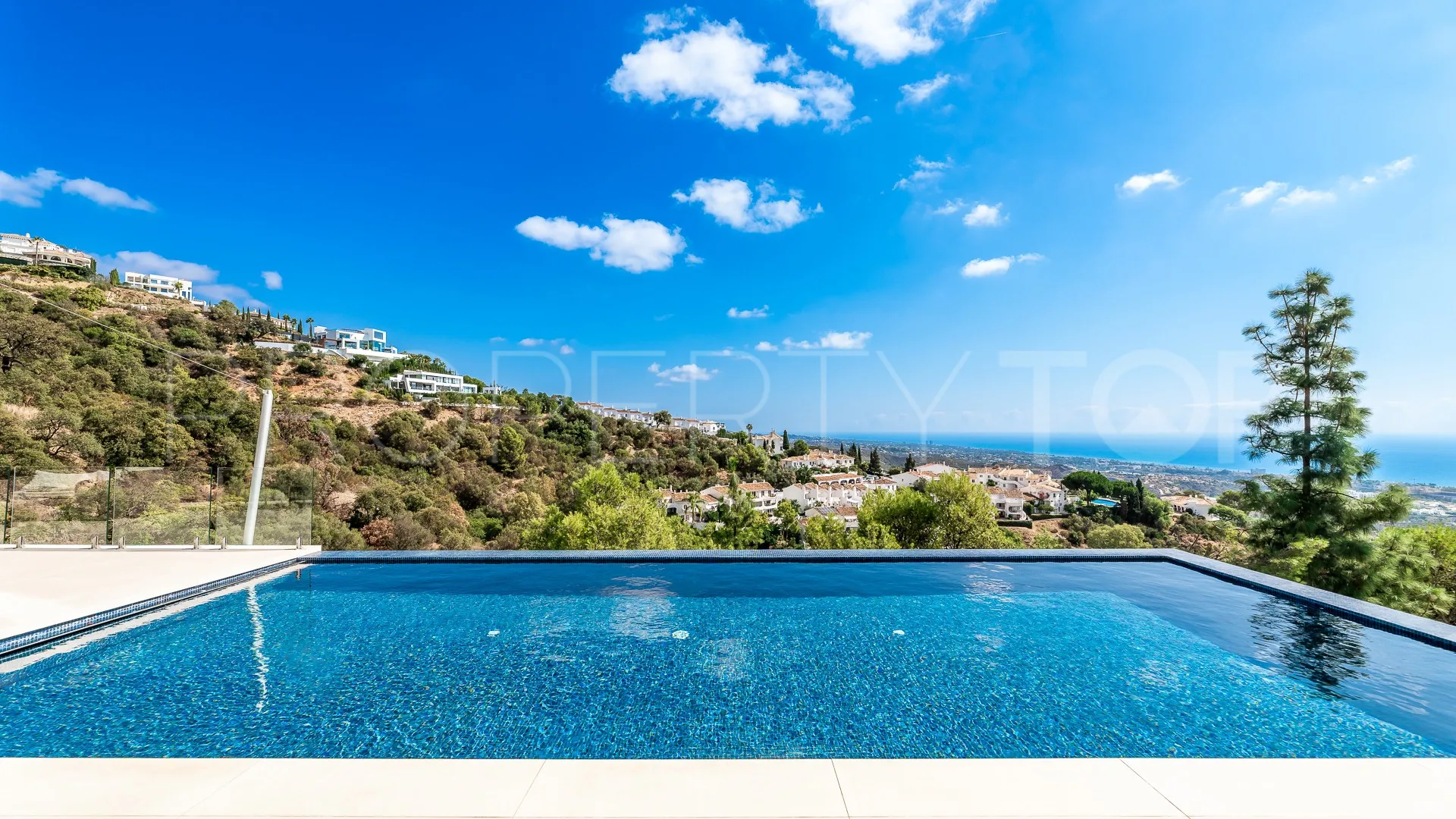 Buy villa with 4 bedrooms in Los Altos de los Monteros