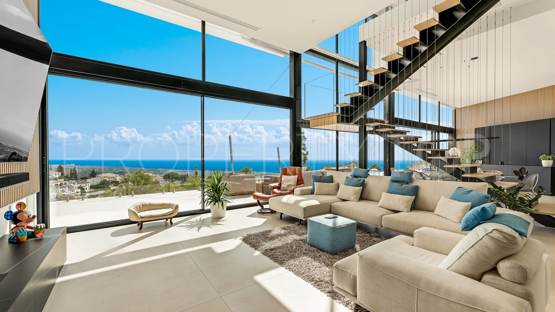 Buy villa with 4 bedrooms in Los Altos de los Monteros