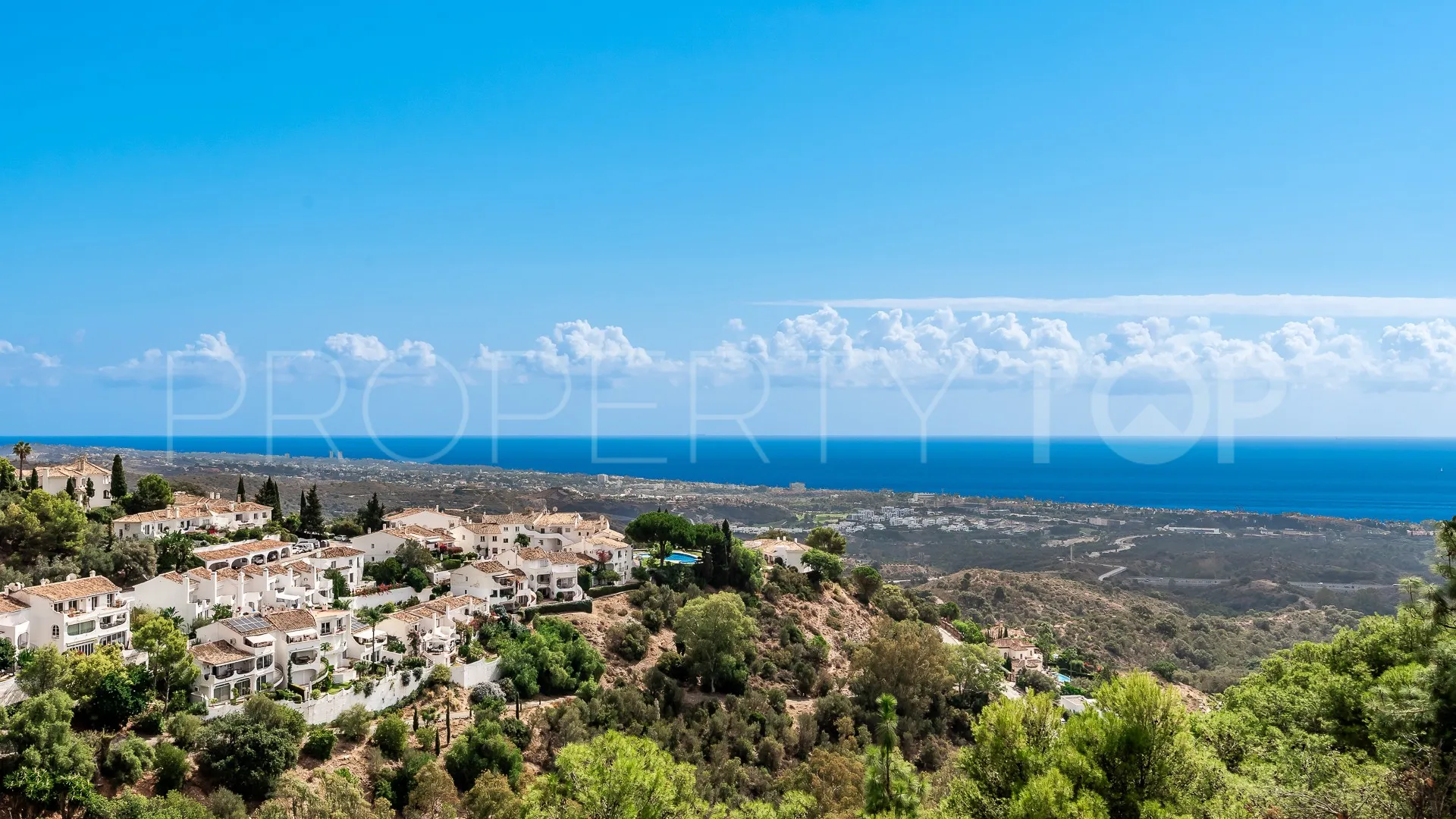 Buy villa with 4 bedrooms in Los Altos de los Monteros