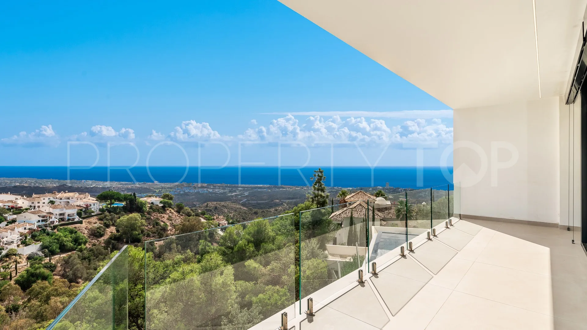 Buy villa with 4 bedrooms in Los Altos de los Monteros
