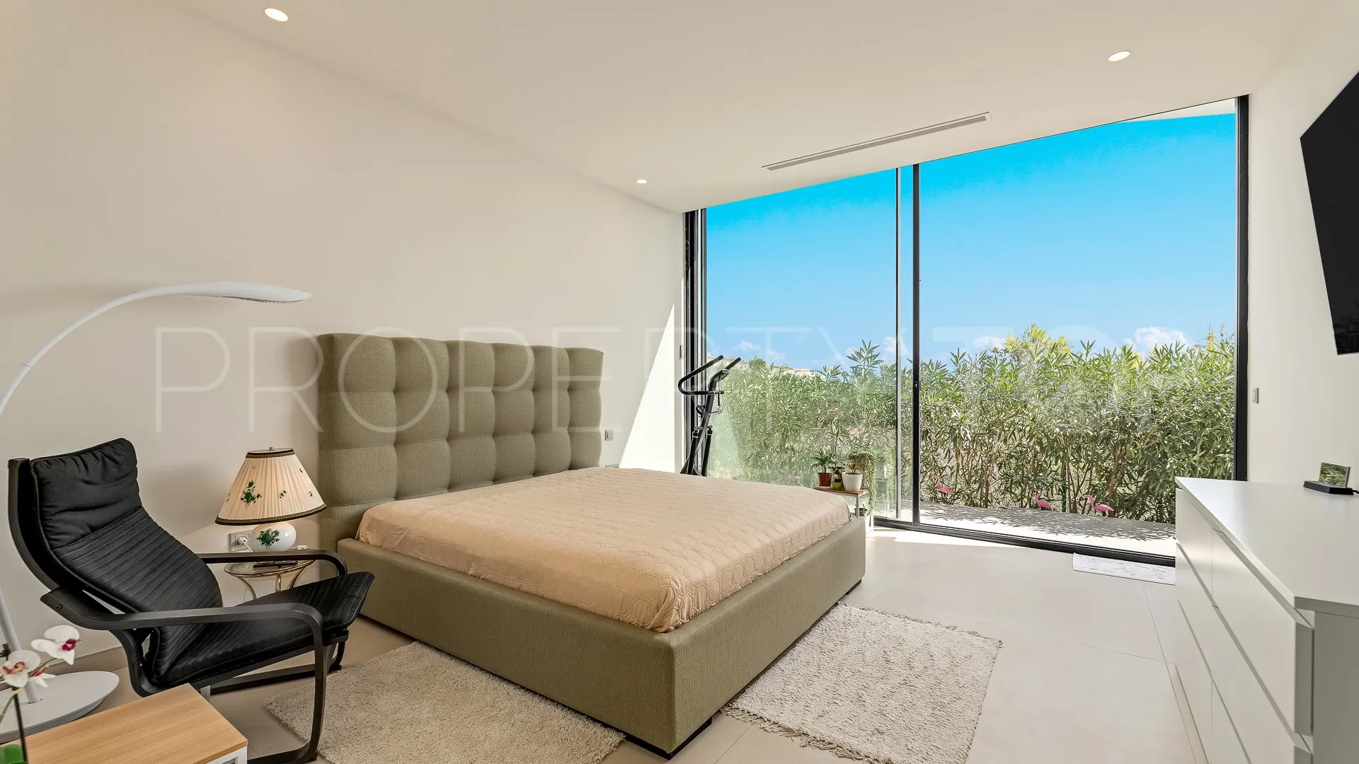 Buy villa with 4 bedrooms in Los Altos de los Monteros